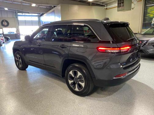 Metallic 2023 Jeep Grand Cherokee 4xe Base