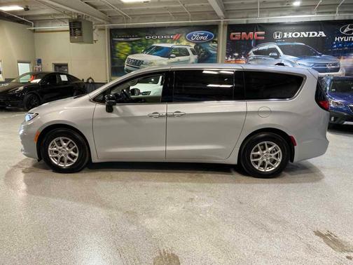 2024 Chrysler Pacifica Touring-L