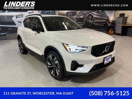 2024 Volvo XC40 B5 Plus Dark Theme