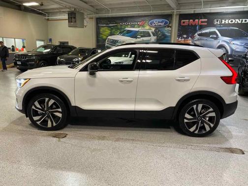 2024 Volvo XC40 B5 Plus Dark Theme