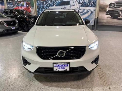 2024 Volvo XC40 B5 Plus Dark Theme