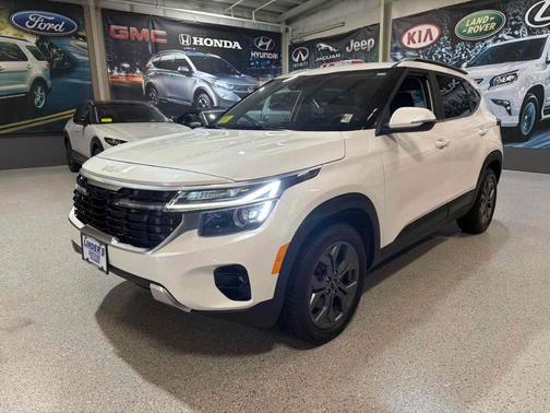 Snow White Pearl 2024 Kia Seltos S