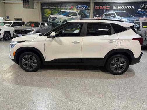 Snow White Pearl 2024 Kia Seltos S