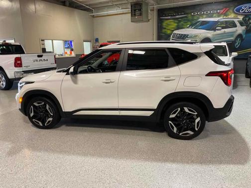 Snow White Pearl 2024 Kia Seltos SX