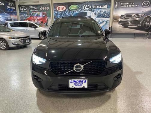 2025 Volvo XC40 B5 Plus Dark Theme