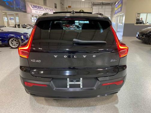 2025 Volvo XC40 B5 Plus Dark Theme