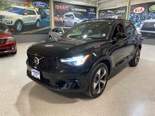 2025 Volvo XC40 B5 Plus Dark Theme