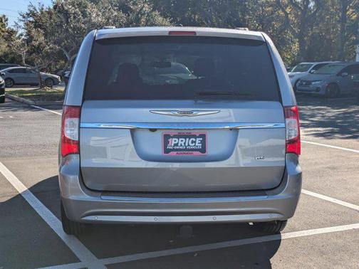 2016 Chrysler Town & Country Touring-L