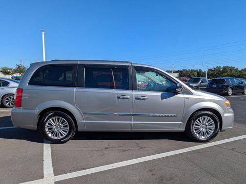 2016 Chrysler Town & Country Touring-L