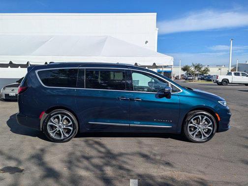 2024 Chrysler Pacifica L