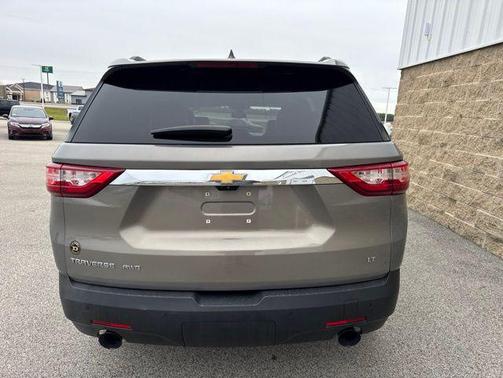 Pepperdust Metallic 2019 Chevrolet Traverse LT Leather