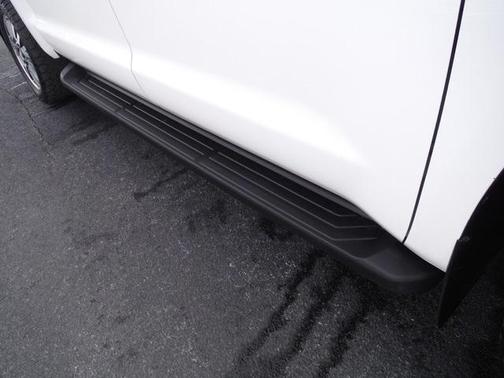 Photo 5 of 47 of 2018 Toyota Tundra Platinum