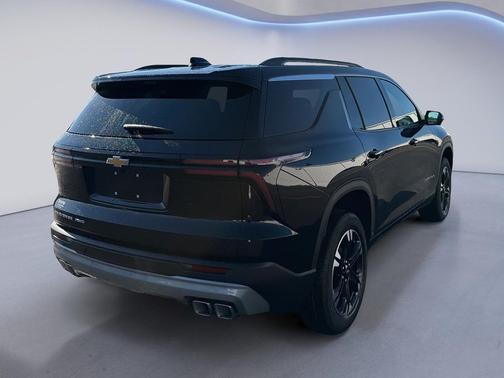 Mosaic Black Metallic 2027 Chevrolet Traverse LT