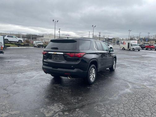 Mosaic Black Metallic 2023 Chevrolet Traverse LT Cloth