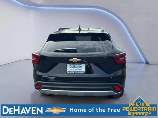 Mosaic Black Metallic 2026 Chevrolet Trax LT