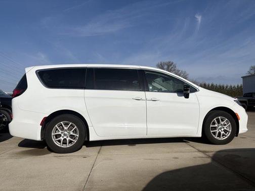 2024 Chrysler Pacifica Touring-L