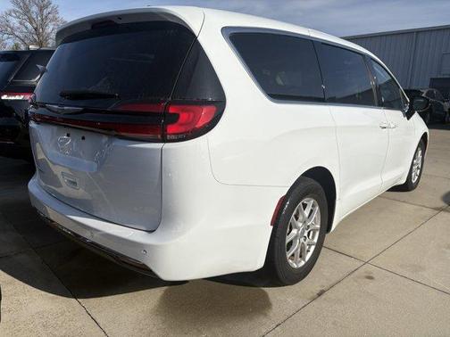 2024 Chrysler Pacifica Touring-L