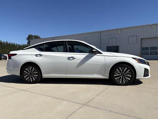 Glacier White 2025 Nissan Altima SV