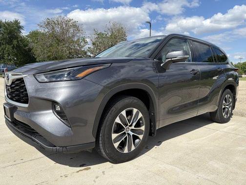Gray 2022 Toyota Highlander XLE