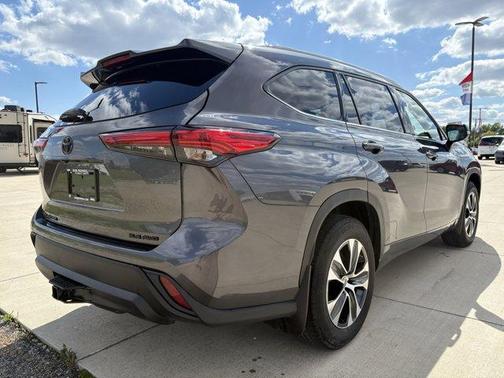 Gray 2022 Toyota Highlander XLE