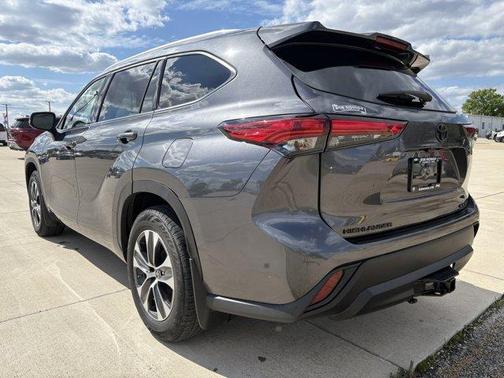 Gray 2022 Toyota Highlander XLE