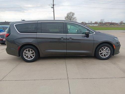 Granite Crystal Clearcoat Metallic 2023 Chrysler Pacifica Touring-L