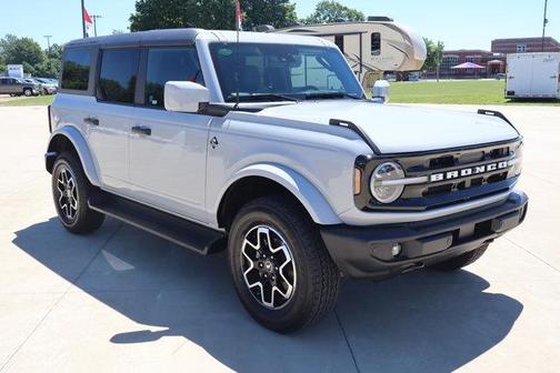 Avalanche Gray 2026 Ford Bronco Outer Banks
