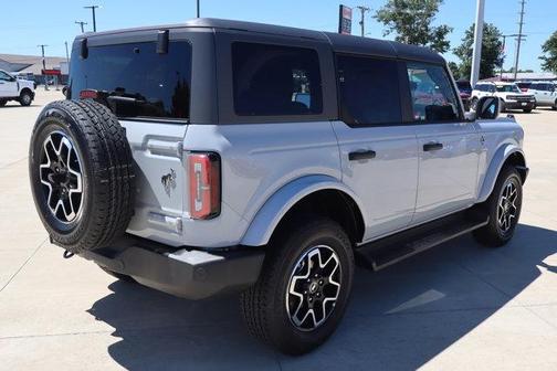 Avalanche Gray 2026 Ford Bronco Outer Banks