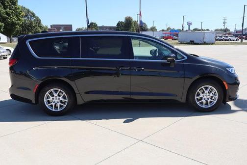 2023 Chrysler Pacifica Touring-L