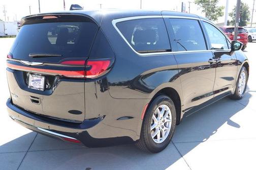 2023 Chrysler Pacifica Touring-L