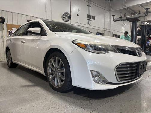 White 2014 Toyota Avalon XLE