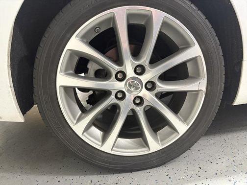 White 2014 Toyota Avalon XLE