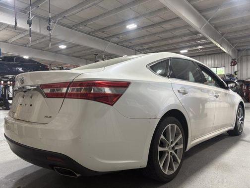 White 2014 Toyota Avalon XLE