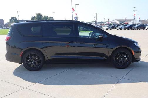 Diamond Black 2025 Chrysler Pacifica Limited