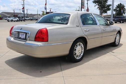 2010 Lincoln Town Car Signature Limited