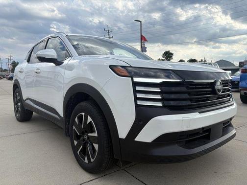 Aspen White Tricoat 2025 Nissan Kicks SR
