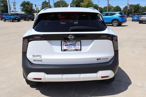 Aspen White Tricoat 2025 Nissan Kicks SR