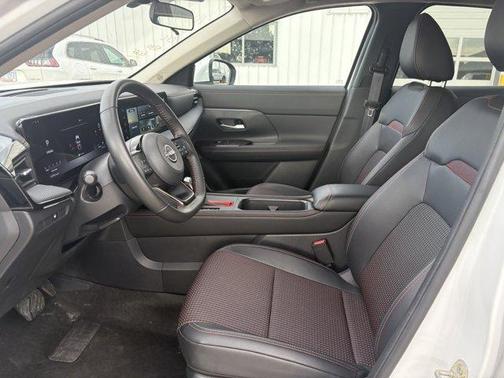 Aspen White Tricoat 2025 Nissan Kicks SR