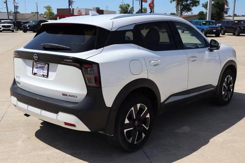Aspen White Tricoat 2025 Nissan Kicks SR