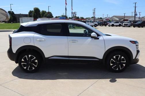 Aspen White Tricoat 2025 Nissan Kicks SR