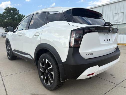 Aspen White Tricoat 2025 Nissan Kicks SR