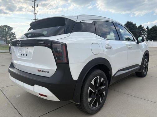 Aspen White Tricoat 2025 Nissan Kicks SR