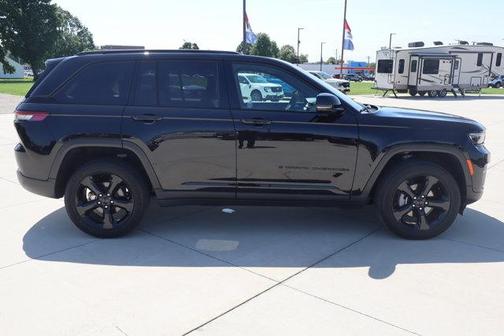 Diamond Black 2025 Jeep Grand Cherokee Laredo