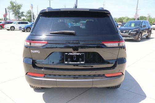 Diamond Black 2025 Jeep Grand Cherokee Laredo