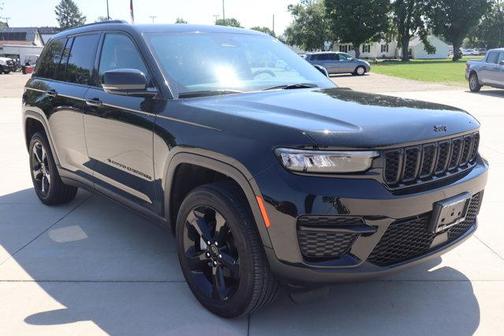 Diamond Black 2025 Jeep Grand Cherokee Laredo