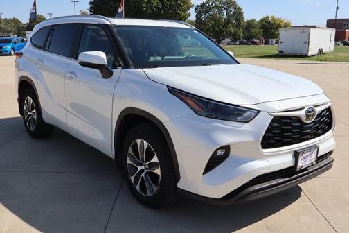 White 2023 Toyota Highlander XLE