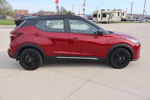 2 Tone Red / Black 2023 Nissan Kicks SR