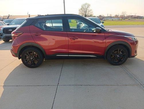 2 Tone Red / Black 2023 Nissan Kicks SR