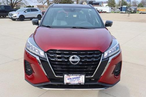 2 Tone Red / Black 2023 Nissan Kicks SR