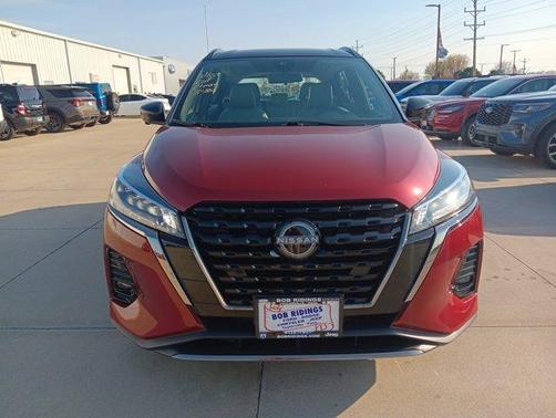 2 Tone Red / Black 2023 Nissan Kicks SR